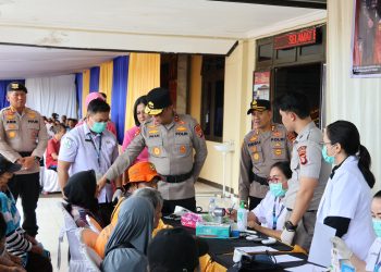 Kapolda Kalteng Pimpin Bakti Sosial dan Bansos untuk Petani Gunung Mas