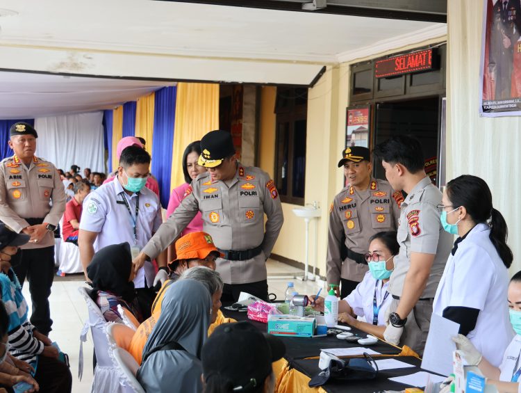 Kapolda Kalteng Pimpin Bakti Sosial dan Bansos untuk Petani Gunung Mas