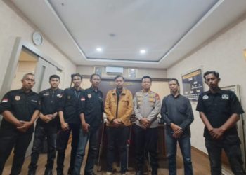 Ketua Umum FRN Agus Flores Serahkan SK ke DPW Sulsel