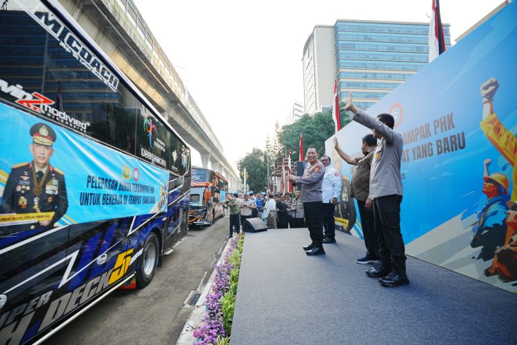 Kapolri Lepas 700 Buruh Korban PHK untuk Bekerja di Tempat Baru