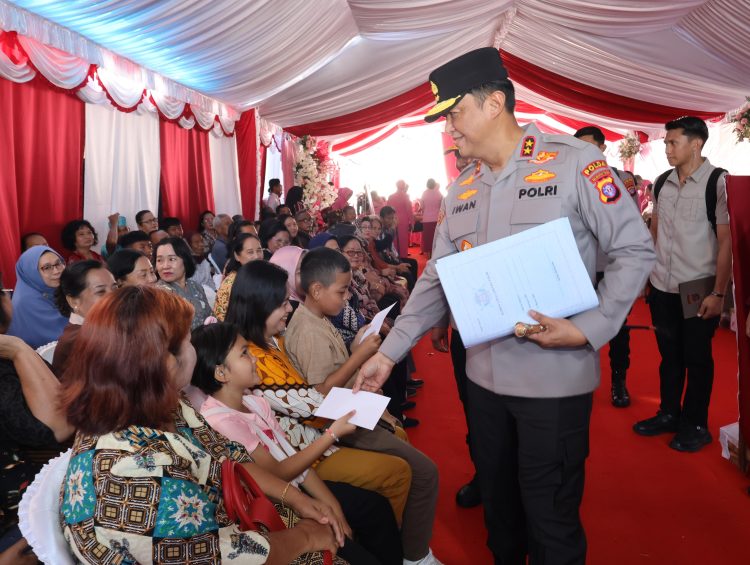 Kapolda Kalteng Beri Bantuan Sosial dan Tinjau Kegiatan Bhayangkari di Barito Timur