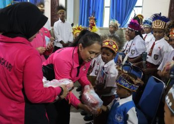 Bhayangkari Peduli Hadir di Raja Ampat, Ny. Juliati Sigit Prabowo Salurkan Bantuan dan Gelar Layanan Kesehatan