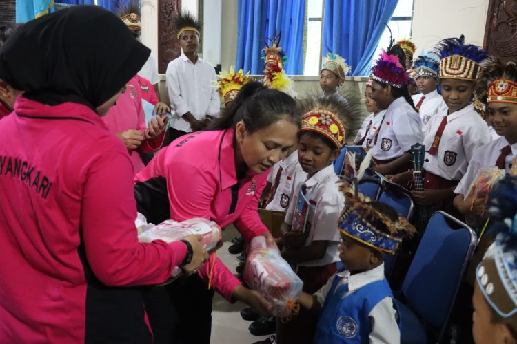 Bhayangkari Peduli Hadir di Raja Ampat, Ny. Juliati Sigit Prabowo Salurkan Bantuan dan Gelar Layanan Kesehatan