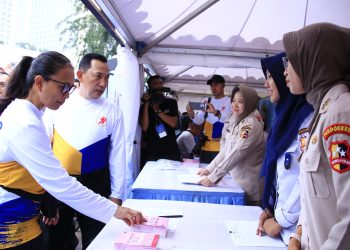 Kapolri Sapa Warga dan Tinjau Layanan Kesehatan Gratis di CFD Bhayangkara Sport Day