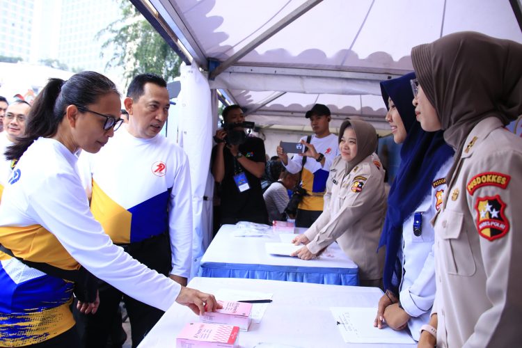 Kapolri Sapa Warga dan Tinjau Layanan Kesehatan Gratis di CFD Bhayangkara Sport Day