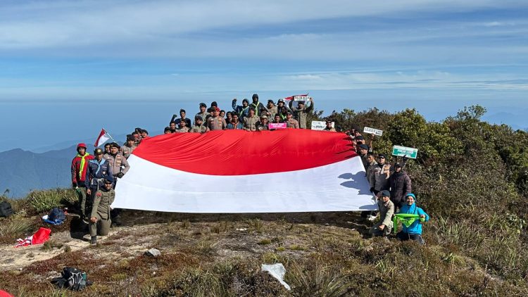 Tim Ekspedisi Hari Bhayangkara Bentangkan Bendera Merah Putih