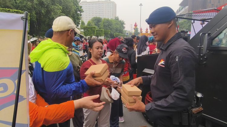 Polda Jateng Bagikan 1.700 Porsi Makanan Gratis