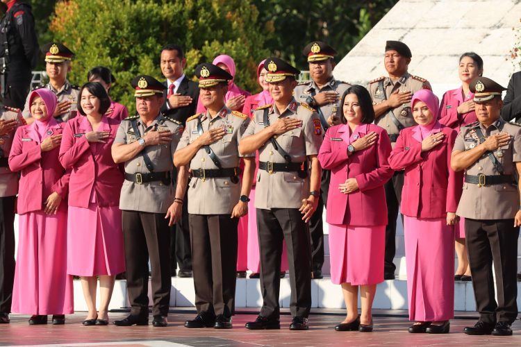 Polda Kalteng Ziarah dan Tabur Bunga di TMP Sanaman Lampang
