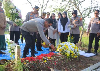 Ziarah Khidmat Baharkam Polri ke Makam Briptu Anumerta Ghalib di Hari Bhayangkara ke 79