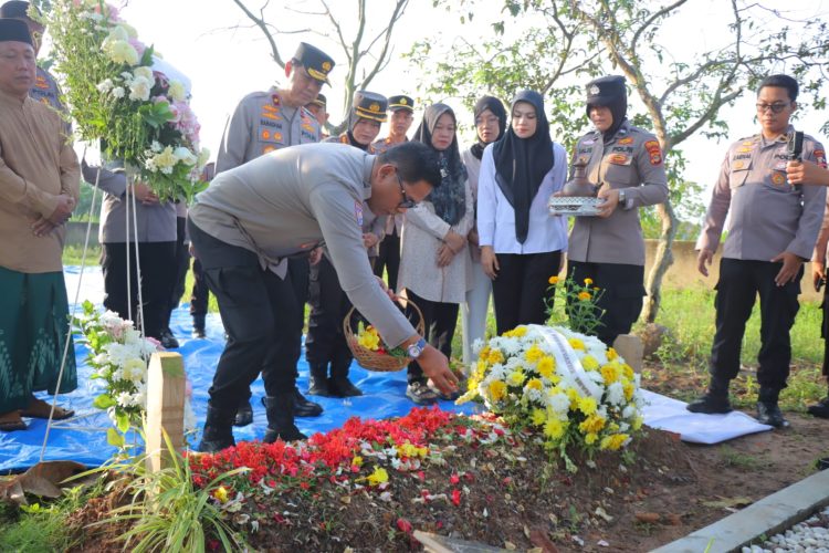 Ziarah Khidmat Baharkam Polri ke Makam Briptu Anumerta Ghalib di Hari Bhayangkara ke 79
