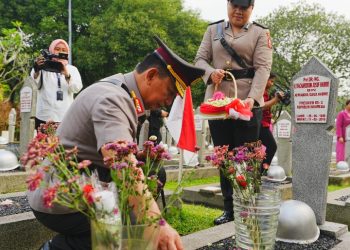 Kapolri Ziarah ke Makam BJ Habibie hingga Hoegeng 