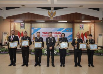 Kalapas Jember Serahkan Penghargaan dalam Peringatan Hari Bhayangkara ke 79