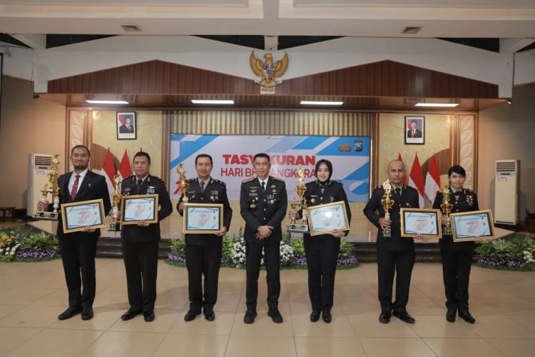 Kalapas Jember Serahkan Penghargaan dalam Peringatan Hari Bhayangkara ke 79