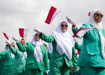 Fatayat NU Tampilkan Semangat Kebangsaan dalam Defile HUT Bhayangkara ke 79