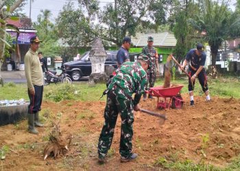 Sinergi Lintas Sektor, Muspika Bakung Gelar Kerja Bakti di Monumen Trisula dan Makam Mbah Bongso