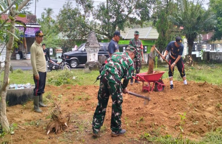 Sinergi Lintas Sektor, Muspika Bakung Gelar Kerja Bakti di Monumen Trisula dan Makam Mbah Bongso