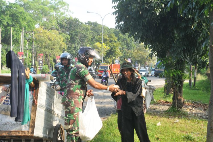 Korem 063 SGJ Tebar Kepedulian Lewat Program Jumat Berkah di Cirebon