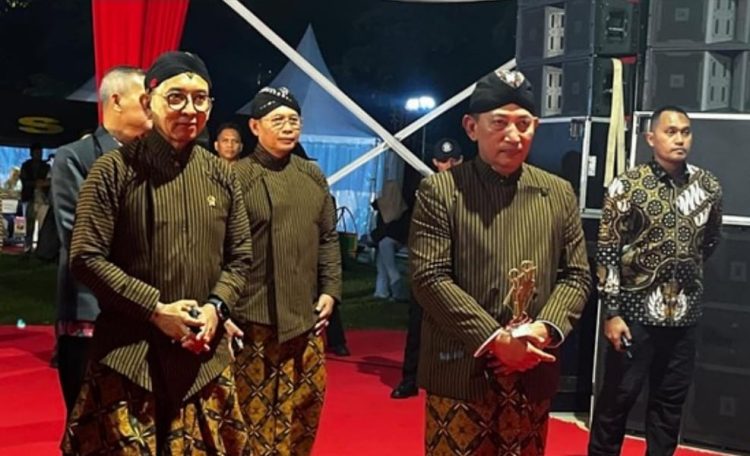 Kapolri dan Ketua MA Tampil Harmonis di Pagelaran Wayang Kulit Amartha Binangun