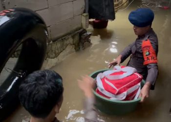 Brimob Evakuasi Balita Pakai Ember di Tengah Banjir Jakarta Timur