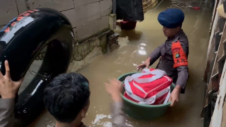 Brimob Evakuasi Balita Pakai Ember di Tengah Banjir Jakarta Timur