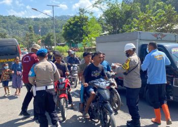 Bakti Tanpa Batas, Tim Medis Polda NTT Tetap Layani Warga di Tengah Erupsi Gunung Lewotobi