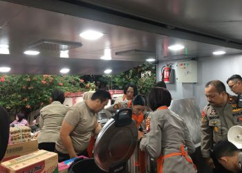 Ditpamobvit Polda Metro Jaya Salurkan Bantuan ke Pengungsi Banjir di Jakarta Timur