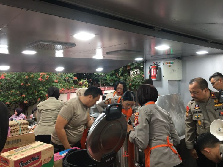 Ditpamobvit Polda Metro Jaya Salurkan Bantuan ke Pengungsi Banjir di Jakarta Timur