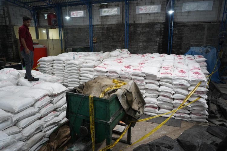 Polisi Gerebek Produksi Gula Ilegal Bermerek Palsu di Banyumas