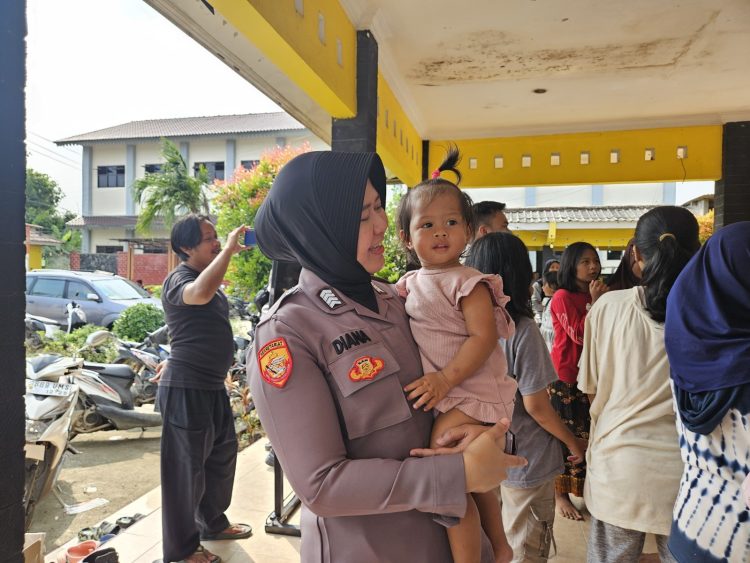 Sentuhan Kemanusiaan Polwan dan Tim Psikologi PMJ untuk Warga Korban Banjir di Bekasi