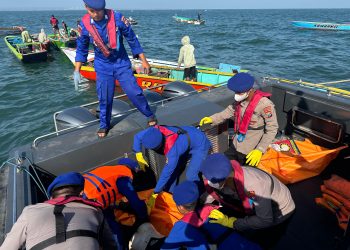 Empat Korban Laka Laut Lekok Ditemukan Meninggal, Polda Jatim dan Nelayan Terus Lanjutkan Pencarian