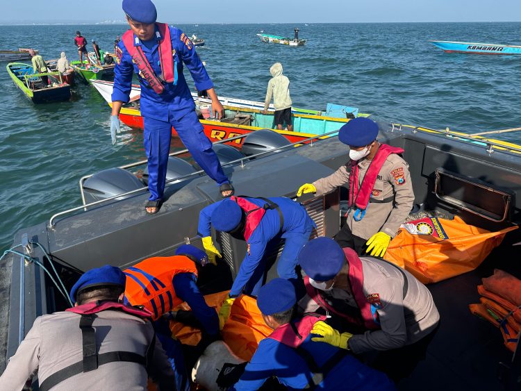 Empat Korban Laka Laut Lekok Ditemukan Meninggal, Polda Jatim dan Nelayan Terus Lanjutkan Pencarian