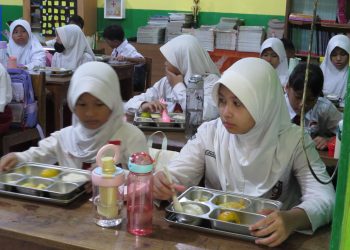 Dandim 0505 JT Dorong Kesehatan Anak Lewat Program Makan Sehat di SDN 05 Cipinang