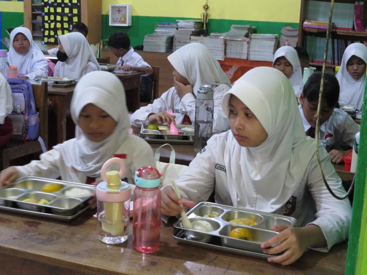 Dandim 0505 JT Dorong Kesehatan Anak Lewat Program Makan Sehat di SDN 05 Cipinang