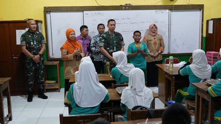 Danrem 051 Wijayakarta Dampingi Pangdam Jaya Dalam Program Makan Bergizi di SDN 05 Cipinang