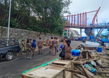 Petugas Satpol PP Samosir Melakukan Pembongkaran Kios Pedagang Kaki Lima di Menara Pandang Tele