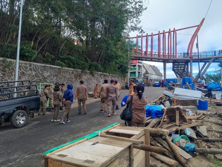 Petugas Satpol PP Samosir Melakukan Pembongkaran Kios Pedagang Kaki Lima di Menara Pandang Tele