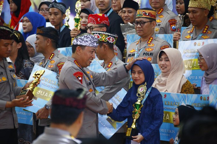 Adhisty Juara Lomba Melukis Difabel Mendapatkan ApresiasiPolri dari Kapolri 