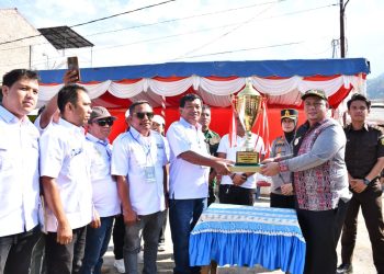 Bupati Samosir Menyerahkan Piala Bergilir kepada Panitia Bupati Cup III
