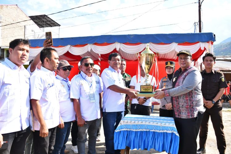 Bupati Samosir Menyerahkan Piala Bergilir kepada Panitia Bupati Cup III