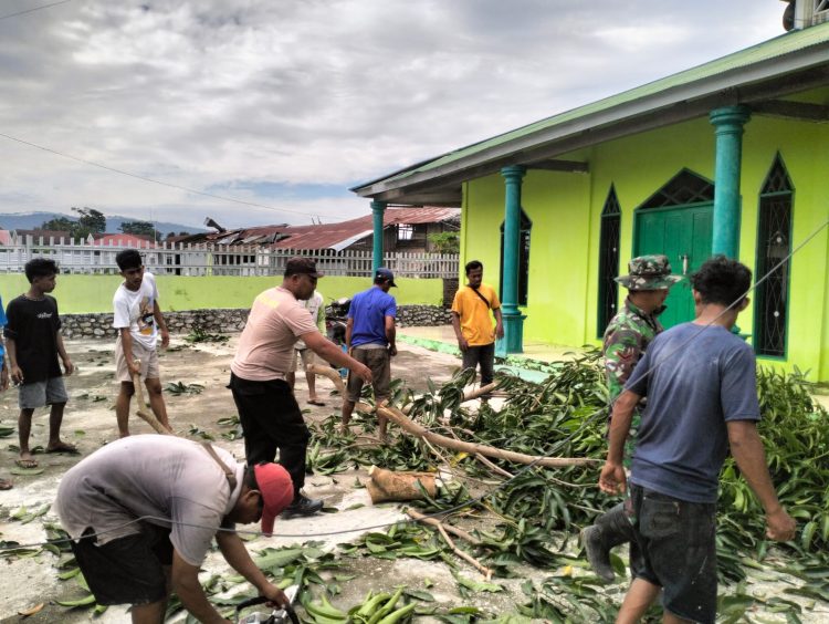 Polsek Biromaru Tanggap Bencana, Pimpin Kerja Bakti Usai Cuaca Ekstrem di Sigi