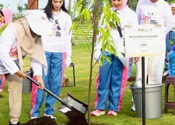 Aksi Nyata Cinta Bumi: Ibu Selvi Gibran dan Seruni KMP Tanam Pohon di Jantung IKN
