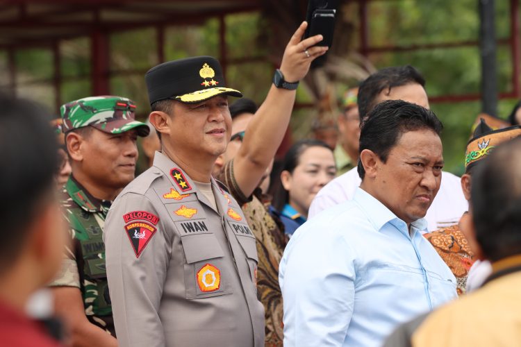 Kapolda Kalteng Dampingi Menteri Desa Tinjau Pembangunan di Bumi Tambun Bungai