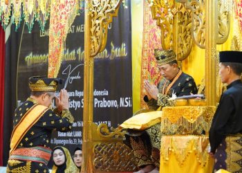 Kapolda dan Gubernur Riau Dampingi Kapolri Terima Anugerah Adat dari LAM Riau