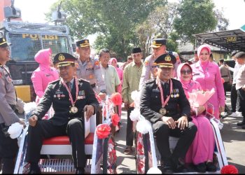 Pedang Pora Iringi Purnabakti Bhayangkara, Kapolresta Banyuwangi Gowes Becak untuk Purnawirawan