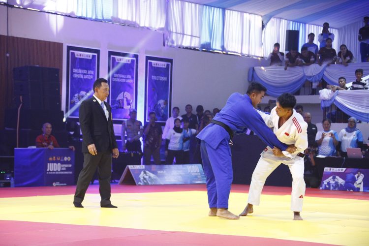 Jenderal Listyo Sigit Jadi Wasit Judo, Pimpin Duel Ekshibisi Kapolri Cup 2025