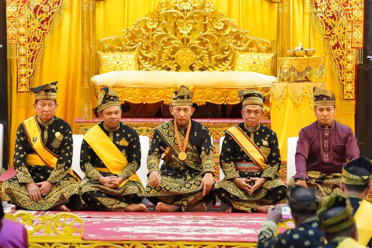 Kapolri Dianugerahi Gelar Adat LAM Riau sebagai Bentuk Penghormatan Budaya Melayu