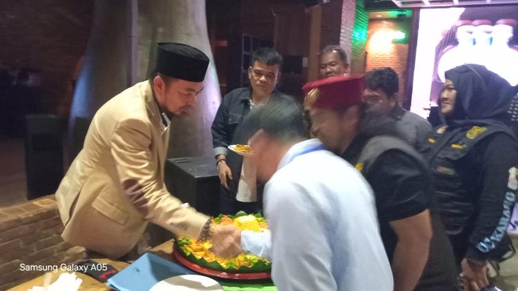 Angka 8 Penuh Makna: Agus Flores Potong Tumpeng Milad Dihadiri Wartawan Bekasi Raya