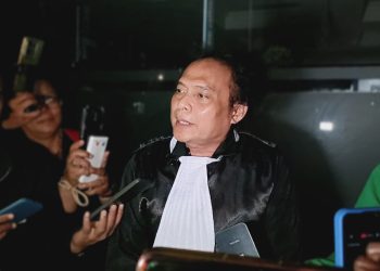 Deolipa Yumara Tampil Penuh Gaya Bela Fariz RM: “Kami Akan Melawan, Tapi dengan Tinta, Bukan Amarah”