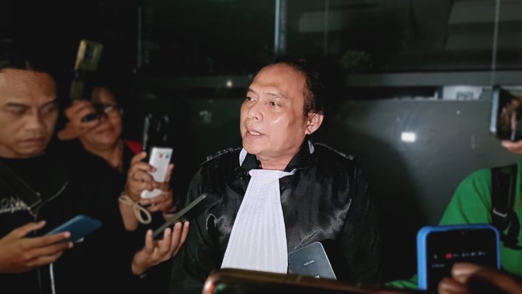 Deolipa Yumara Tampil Penuh Gaya Bela Fariz RM: “Kami Akan Melawan, Tapi dengan Tinta, Bukan Amarah”