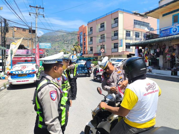 Satlantas Polres Samosir Hadirkan Semangat Kemerdekaan RI ke-80 kepada Pengendara